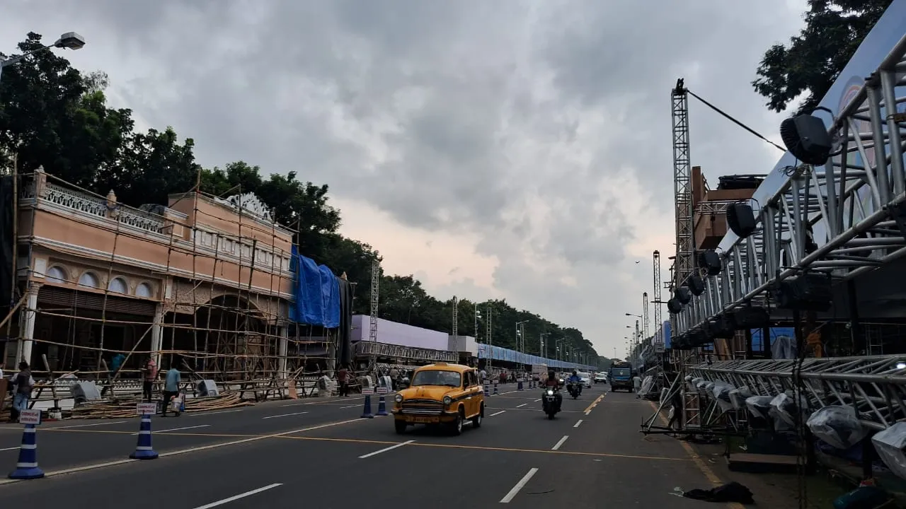 আগামী রবিবার দুর্গাপুজোর কার্নিভাল, রেড রোডে তারই প্রস্তুতি চলছে