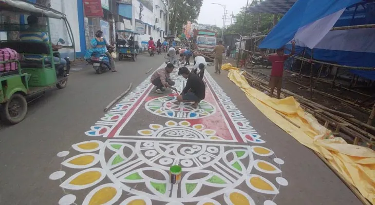 আগামীকাল উলুবেড়িয়ায় দুর্গা পুজোর কার্নিভাল, চলছে রাস্তায় আলপনা দেওয়ার কাজ