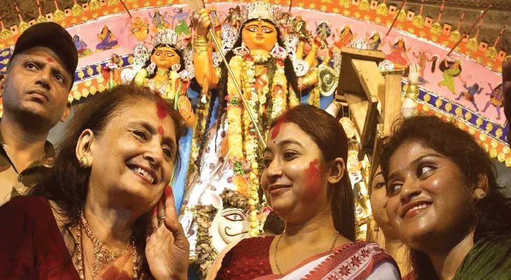 কৃষ্ণনগর রাজবাড়িতে সবার সঙ্গে সিঁদুর খেললেন রানিমা