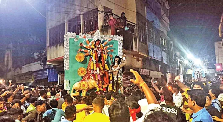 নলহাটি শহরের দুই বোনের নিরঞ্জন যাত্রায় অনুপস্থিত শব্দবাজির দাপট