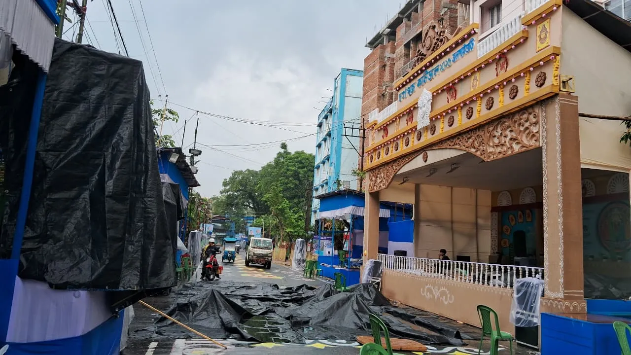 সকাল থেকেই জলপাইগুড়ি শহরে বৃষ্টির জেরে বিকেলে কার্নিভাল নিয়ে দুশ্চিন্তা প্রশাসনের