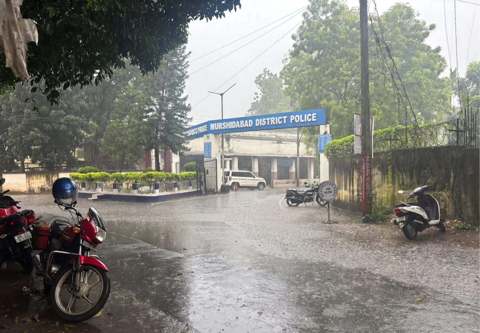 মুর্শিদাবাদে প্রবল বৃষ্টি শুরু হয়েছে