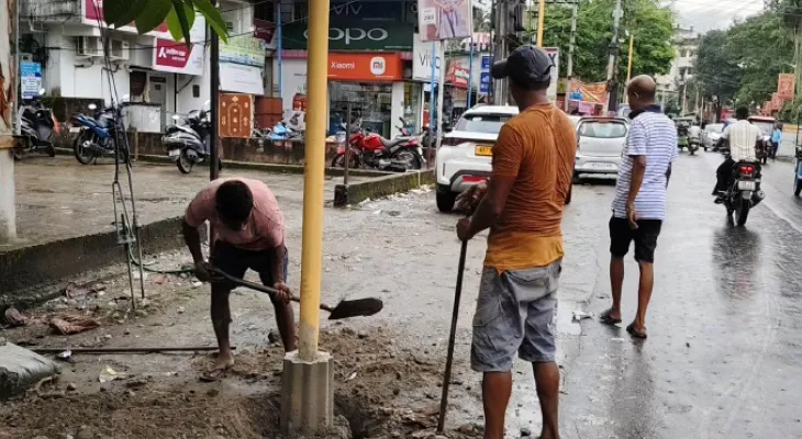 নকশালবাড়িতে রাজ্য সড়কে বিনা অনুমতিতে বিজ্ঞাপনের খুঁটি, বিতর্ক