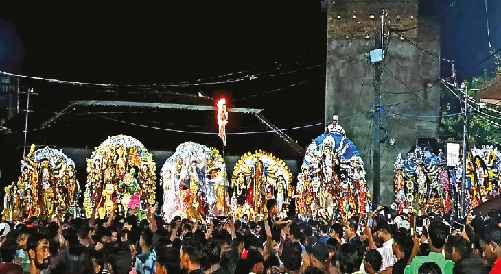 প্রাচীন রীতি মেনে গলসির রামগোপালপুরে কার্নিভালের আদলে প্রতিমা নিয়ে শোভাযাত্রা
