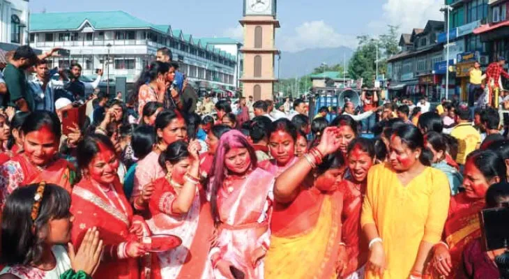 ঢাক-কাঁসর নিয়ে কাশ্মীরে আলো ছড়ালেন বাঙালিরা
