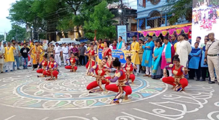 হুগলিতে ভাঙা মণ্ডপের বিষাদ মুছিয়ে দিল পুজোর শোভাযাত্রা