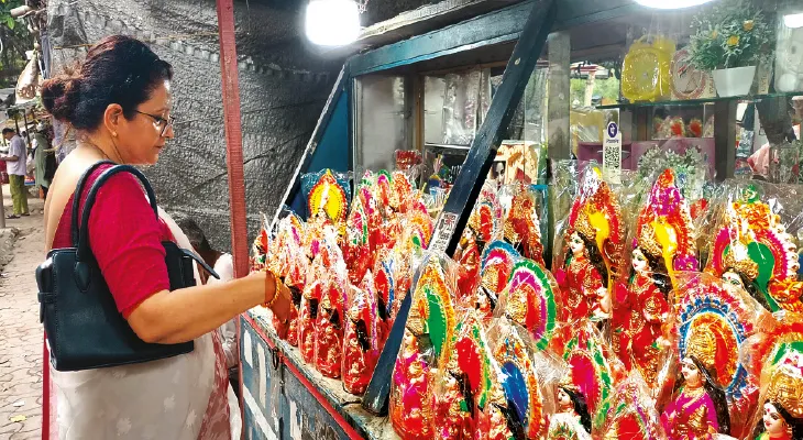 চড়া দামেও লক্ষ্মী প্রতিমা কেনার উৎসাহ শহরজুড়ে