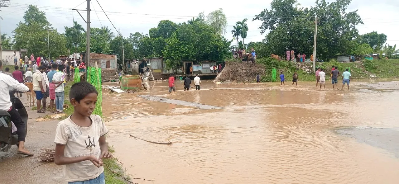 মহানন্দা নদীর বাঁধ ভেঙে বন্যা পরিস্থিতি পোড়াঝারে, ত্রাণ পাঠাচ্ছে রামকৃষ্ণ মিশন