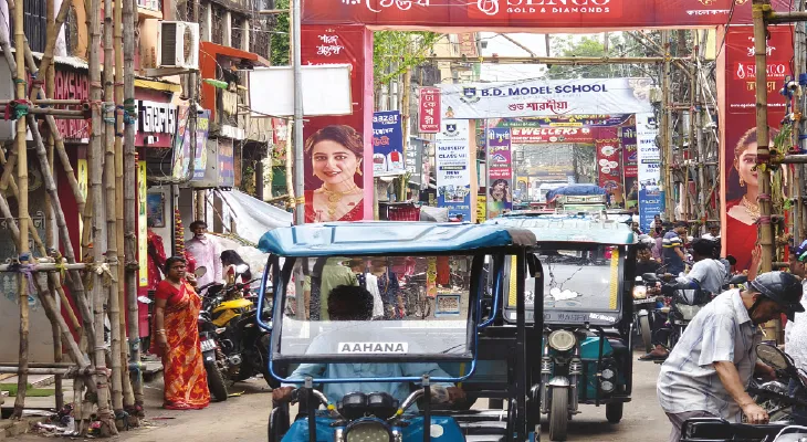 পুজো শেষেও বিজ্ঞাপনী তোরণ বহাল, প্রবল যানজট সিউড়িতে