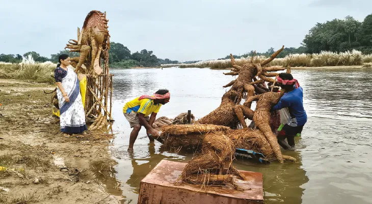 বাঁকুড়ায় বিসর্জনের পর দাঁড়িয়ে থেকে ঘাট পরিষ্কার করালেন চেয়ারপার্সন