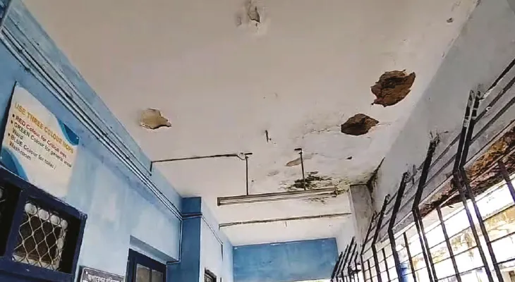 তারকেশ্বর হাসপাতালে ওটির ছাদ থেকে চুঁইয়ে পড়ছে জল, রোগীদের নার্সিংহোমে যাওয়ার পরামর্শ দিচ্ছেন চিকিৎসকরা