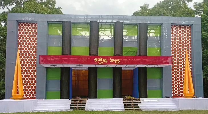 লক্ষ্মীপুজোয় থিমের সঙ্গে সাবেকিয়ানার লড়াই, উৎসবের আমেজ খালনা গ্রামে