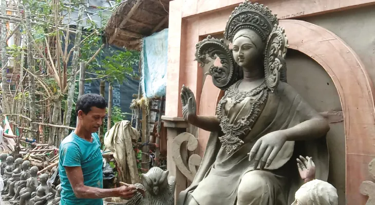 লক্ষ্মীপ্রতিমা তৈরির খরচ বাড়লেও কমছে বিক্রি, সংকটে মৃৎশিল্পীরা