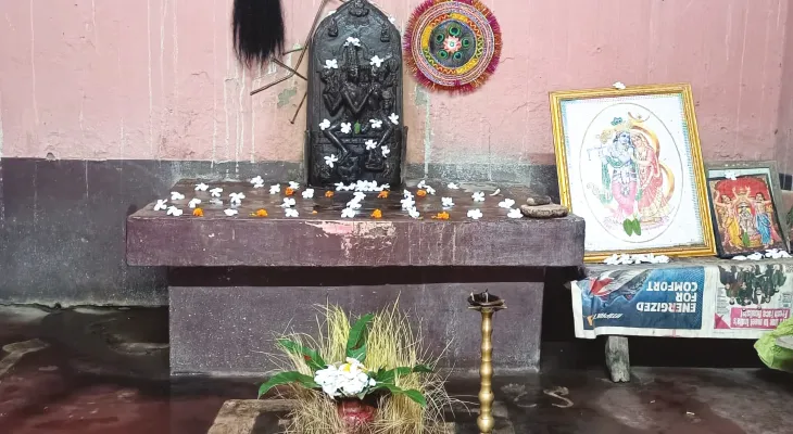 লাঙলের ফলায় উঠে আসা কষ্টি পাথরের মূর্তিতে লক্ষ্মীপুজো কালিয়াগঞ্জের ভাণ্ডারে