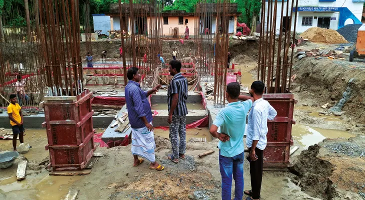 নিম্নমানের সামগ্রী দিয়ে নির্মাণ, কাজ বন্ধ করে দিলেন গ্রামবাসী