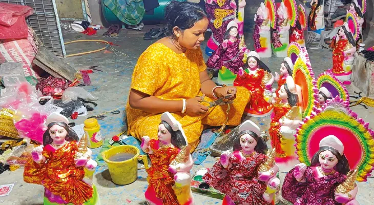 ধনদেবীর মূর্তি গড়ে সংসারের হাল ধরছেন কাটোয়ার লক্ষ্মীরা