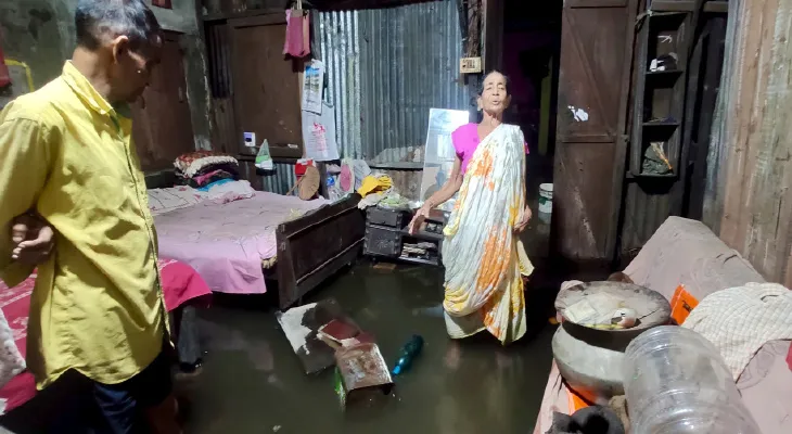 ভাসছে কোচবিহার, ভয়ংকর তোর্সা জেলায় একদিনে ৬৬২ মিলিমিটার বৃষ্টিপাত