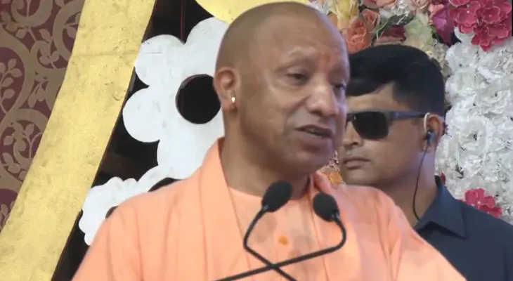 বারাণসীতে সভায় বক্তব্য রাখছেন উত্তরপ্রদেশের মুখ্যমন্ত্রী যোগী আদিত্যনাথ