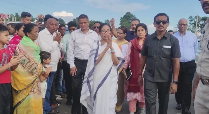 বন্যা ও ধসে বিধ্বস্ত এলাকা পরিদর্শন মুখ্যমন্ত্রীর, মৃতের পরিবারদের আর্থিক সহায়তা, দিলেন চাকরিও