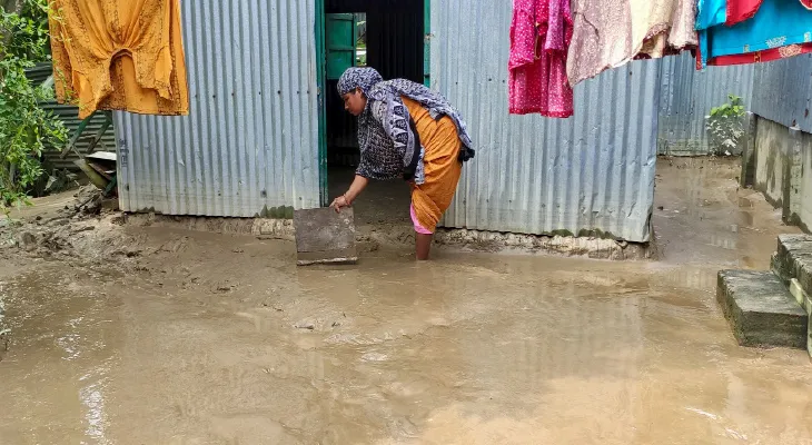 তোর্সার বাঁধের ওপারে কয়েক হাজার বাসিন্দার ঘরে পলি-কাদা, বিপর্যস্ত শহরের পাঁচটি ওয়ার্ড