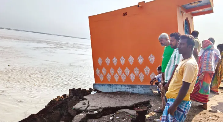 রবিবার রাতে উত্তর চাচণ্ডে শুরু ভয়াবহ ভাঙন তলিয়ে যাওয়ার মুখে প্রাচীন কালীমন্দির