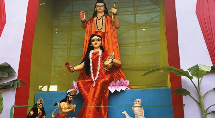 ২৫ ফুটের লক্ষ্মী, কোজাগরীর আরাধনায় মাতোয়ারা বীরভূম