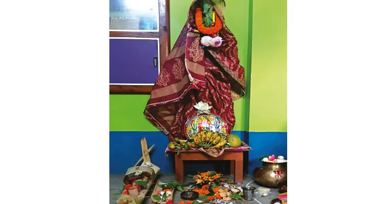 কাটোয়ায় বজরার নৌকা, পঞ্চশস্য ও সোনা-রুপোয় নবপত্রিকার পুজো