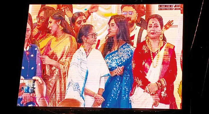 রেড রোডের কার্নিভাল জায়ান্ট স্ক্রিনে সরাসরি সম্প্রচার, লিঙ্ক পৌঁছতে দেরির অভিযোগ অনুষ্ঠানের শেষটুকুই দেখলেন দর্শকরা