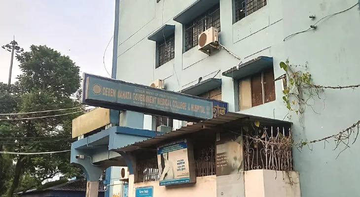 চারিদিকে ছড়িয়ে আবর্জনা, রাস্তায় নোংরা জল পুরুলিয়া মেডিকেলে চরম অব্যবস্থা, ক্ষোভ