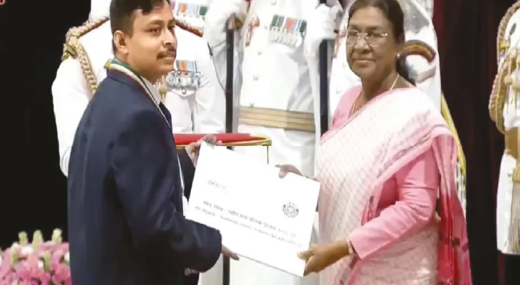 রাষ্ট্রপতির থেকে সংবর্ধনা পেলেন এনএসএস ভলান্টিয়ার সৌভিক
