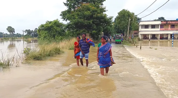 ফুঁসছে বহু নদী, ফের বৃষ্টি হলে বন্যার আশঙ্কা দুই মেদিনীপুরে, সেচমন্ত্রীর নির্দেশে বাঁধে নজরদারি রাতদিন