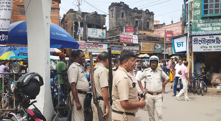 কাটোয়ায় বিক্রেতাদের ফুল কেড়ে দাদাগিরি কংগ্রেস কাউন্সিলারের