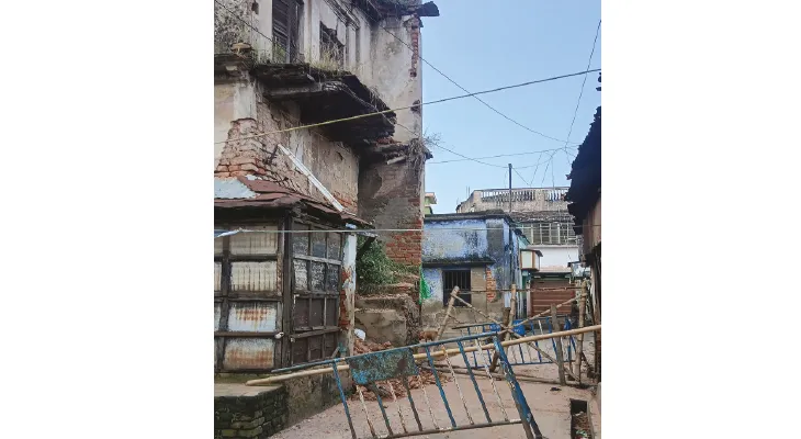 অতিবর্ষণে ভেঙে পড়ল কাটোয়া শহরের প্রাচীন বাড়ির একাংশ, অল্পের জন্য রক্ষা