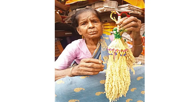 ধানের ছড়ায় লক্ষ্মীর সাজ, হাতের কাজেই সুদিনের আশায় শিবরানি