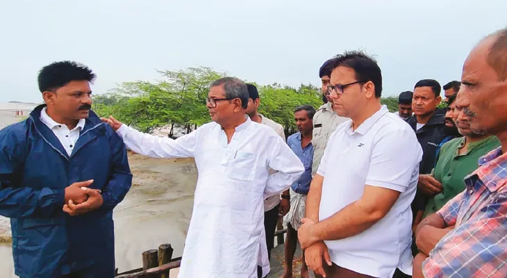 নদীবাঁধ ভেঙে সাগরের গ্রামে ঢুকছে জল, পরিদর্শনে মন্ত্রী