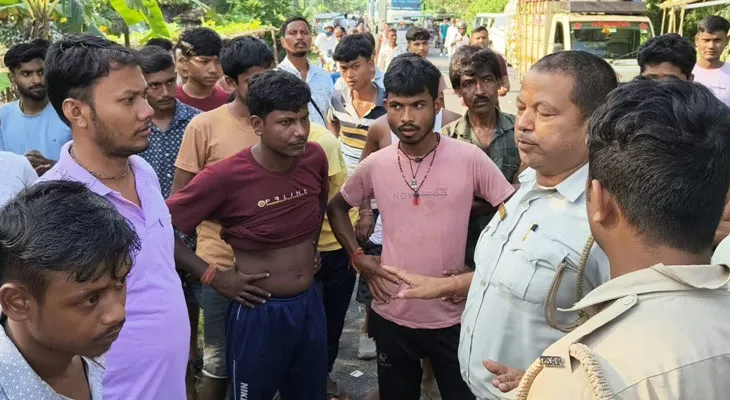 ময়নাগুড়ির জাবরামালিতে সড়ক অবরোধে স্থানীয়রা, ৩ ঘণ্টা ধরে চলল বিক্ষোভ