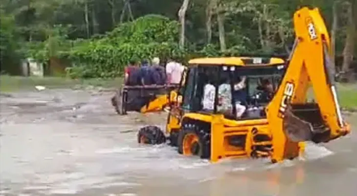 জেসিবি এনেই উদ্ধার করা হল জলদাপাড়ার পর্যটকদের