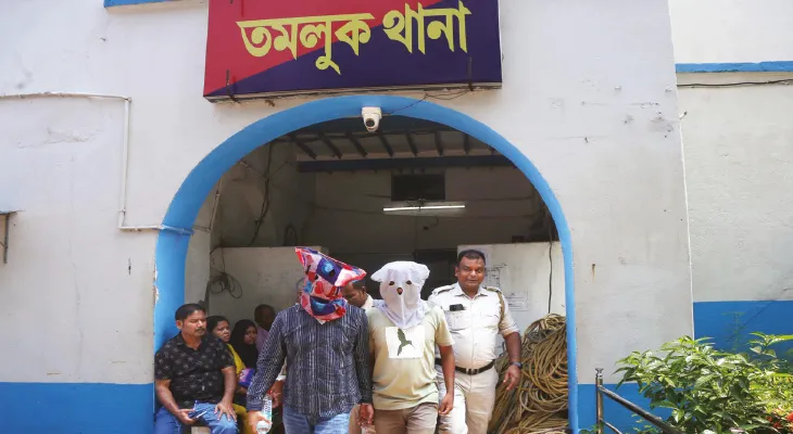 আরও কয়েকটি দোকানের উপর নজর পুলিশের, দাসপুরের স্বর্ণ ব্যবসায়ী গ্রেফতার হতেই কম দামে সোনার গয়না বিক্রির রহস্য ফাঁস