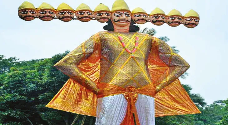 গোয়ালতোড়ের সনকাপল্লি সুভাষ সংঘের ‘রাবণ পোড়া’ দেখার ভিড়