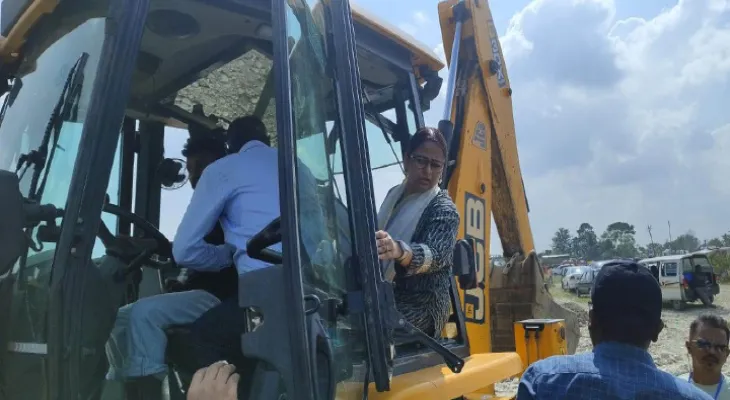 নাগরাকাটায় পে লোডারে চেপে দুর্গত এলাকায় পৌঁছলেন ডিএম, বিচ্ছিন্ন যোগাযোগ, নদী পার করে হাসপাতালে