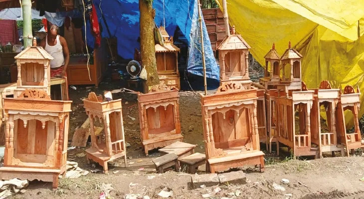 পুজো মিটলেও করিমপুরের নস্করীতলার মেলায় কাঠের আসবাব বিক্রিতে উৎসাহ