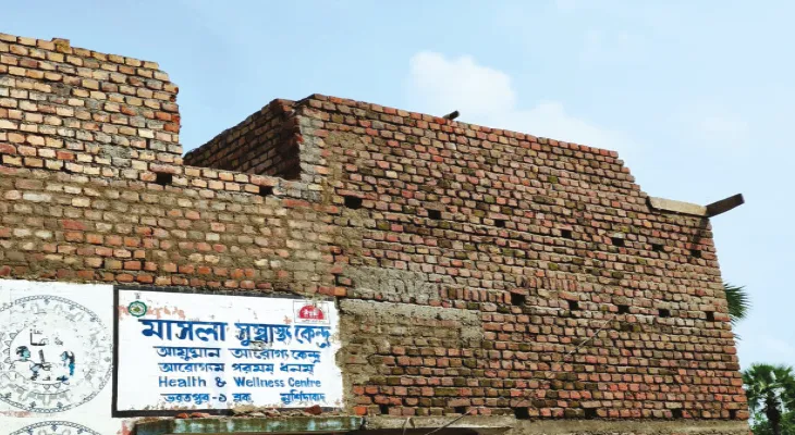 পুরনো ইটেই তৈরি হচ্ছে উপস্বাস্থ্যকেন্দ্র কাজ আটকালেন উপপ্রধান ও বাসিন্দারা