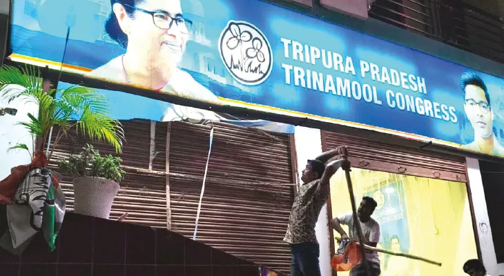 দিল্লির বঙ্গভবনে বিক্ষোভ, ত্রিপুরায় তৃণমূলের দলীয় কার্যালয়ে ভাঙচুর, খগেন কাণ্ডের জের, মোদির সমালোচনায় সরব জোড়াফুল