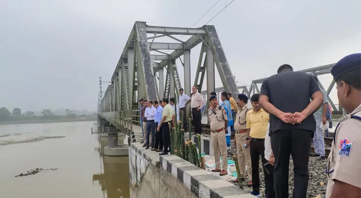 জলের তোড়ে ক্ষতিগ্রস্ত রেললাইন ও জলঢাকা সেতুর পরিদর্শনে উত্তরপূর্ব সীমান্ত রেলের জেনারেল ম্যানেজার চেতন কুমার শ্রীবাস্তব