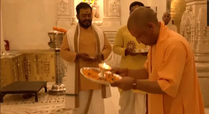 অযোধ্যায় রামমন্দিরে পুজো দিলেন উত্তরপ্রদেশের মুখ্যমন্ত্রী যোগী আদিত্যনাথ