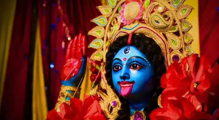 ভাঙা দাঁতেই মন্দির আলো করেন বৈঁচিগ্রামের বড়মা