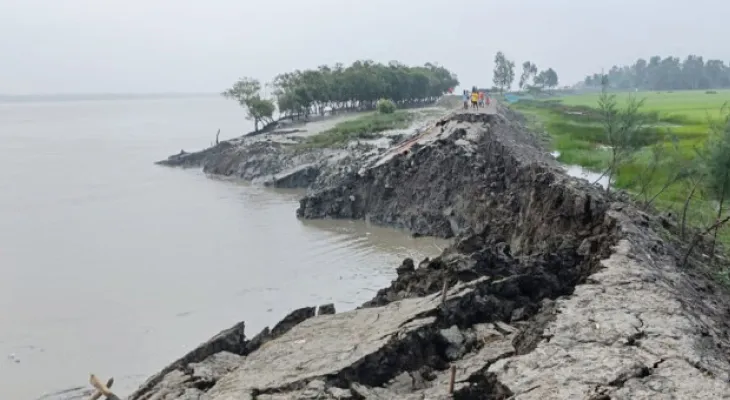 গোসাবা ও হিঙ্গলগঞ্জে নদীবাঁধে  ধস, গ্রাম ও চাষের জমি প্লাবিত