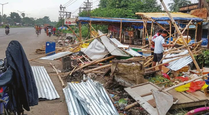 অস্থায়ী বাজার উচ্ছেদ অভিযানে পুলিশ ও জাতীয় সড়ক কর্তৃপক্ষ