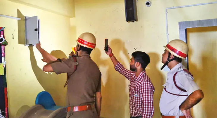 উত্তরপাড়ার বেসরকারি স্কুলে আগুন ঘিরে আতঙ্ক, প্রশ্নের মুখে কর্তৃপক্ষ