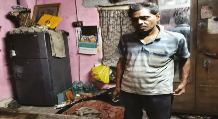 মধ্য হাওড়ার আবাসনে প্রৌঢ়ের পচাগলা দেহ আগলে ভাই, দু’সপ্তাহ আগেই মৃত্যু